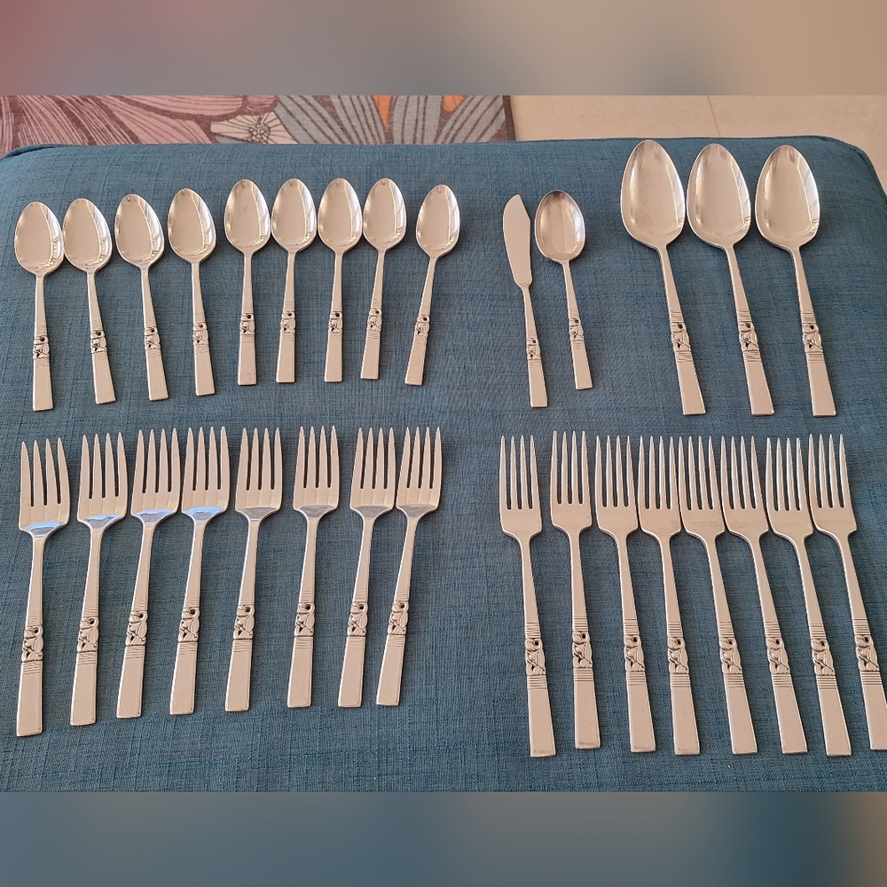 44 Pcs Vintage Oneida Silver Flatware Set
